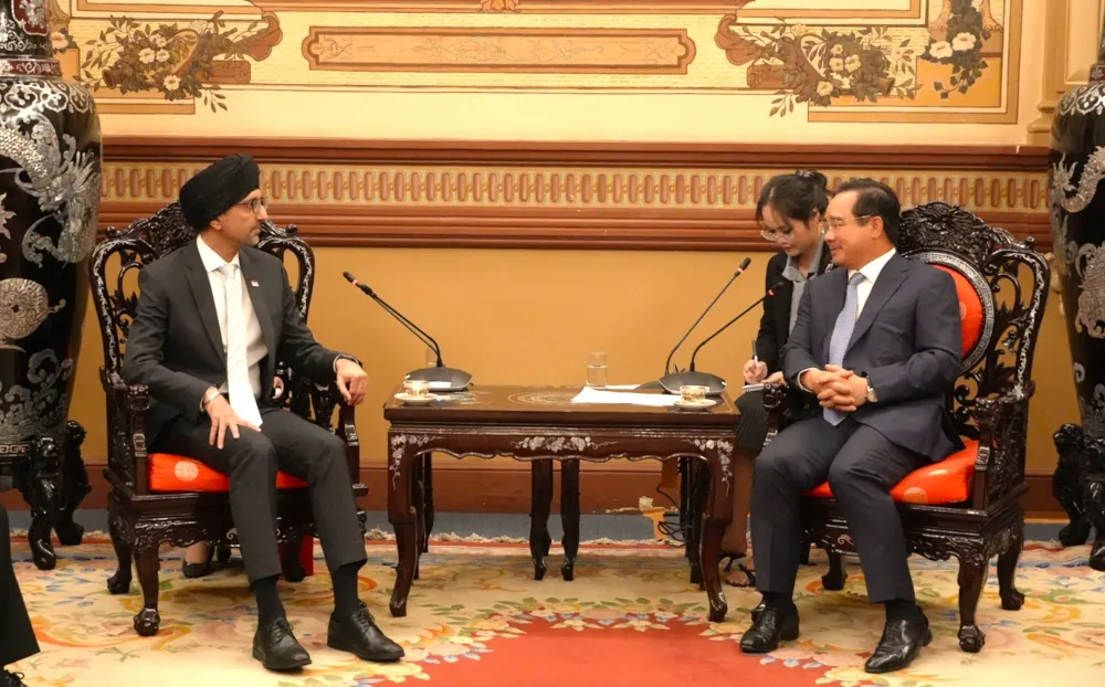 Chủ tịch UBND Thành phố Nguyễn Văn Được và ông Rajpal Singh, Đại sứ Singapore trao đổi về định hướng hợp tác thời gian tới