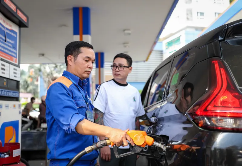 Đổ xăng - Ảnh minh họa. Nguồn Internet.