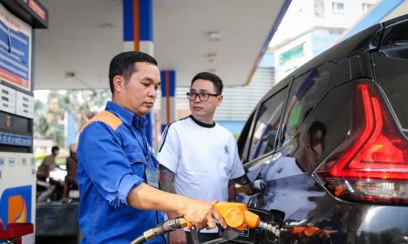 Giá xăng RON95-III tăng thêm 335 đồng/lít, từ 22 giờ ngày 12/3