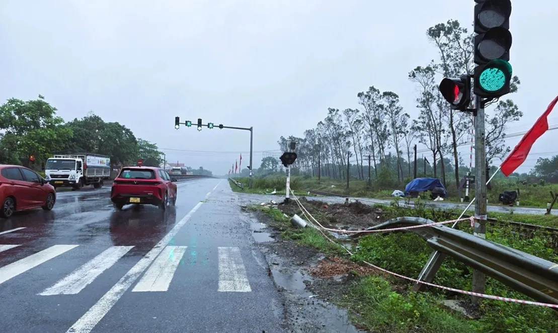 Xe đầu kéo tông gãy cột tín hiệu đường sắt ở Quảng Trị
