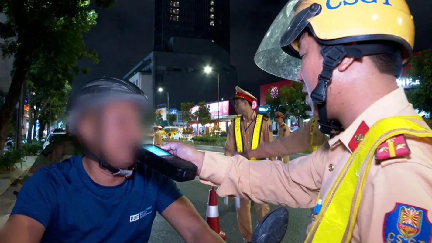 Lực lượng Cảnh sát giao thông, Công an TP Huế kiểm tra nồng độ cồn đối với người điều khiển phương tiện