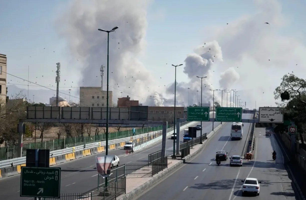 Một cuộc không kích của Mỹ và Israel vào thủ đô Tehran - Ảnh AP