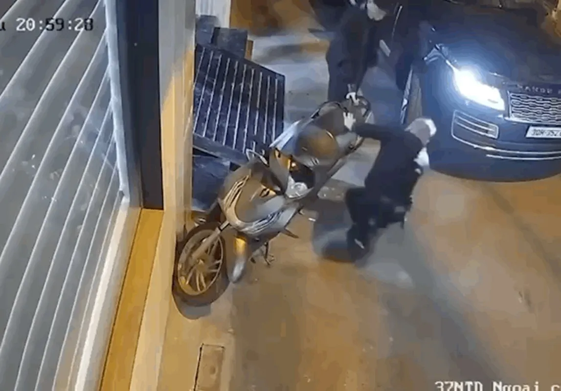 Người đàn ông dùng vật nhọn chọc liên tiếp vào bánh chiếc xe