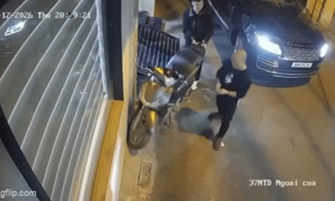 CSGT xác minh vụ tài xế ô tô chọc thủng lốp xe máy đỗ ven đường