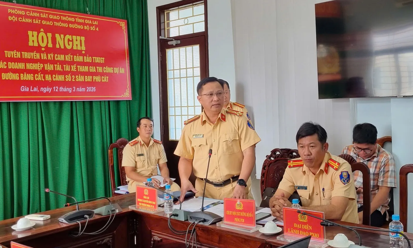 CSGT Gia Lai siết xử lý xe chở vật liệu thi công sân bay Phù Cát vi phạm giao thông