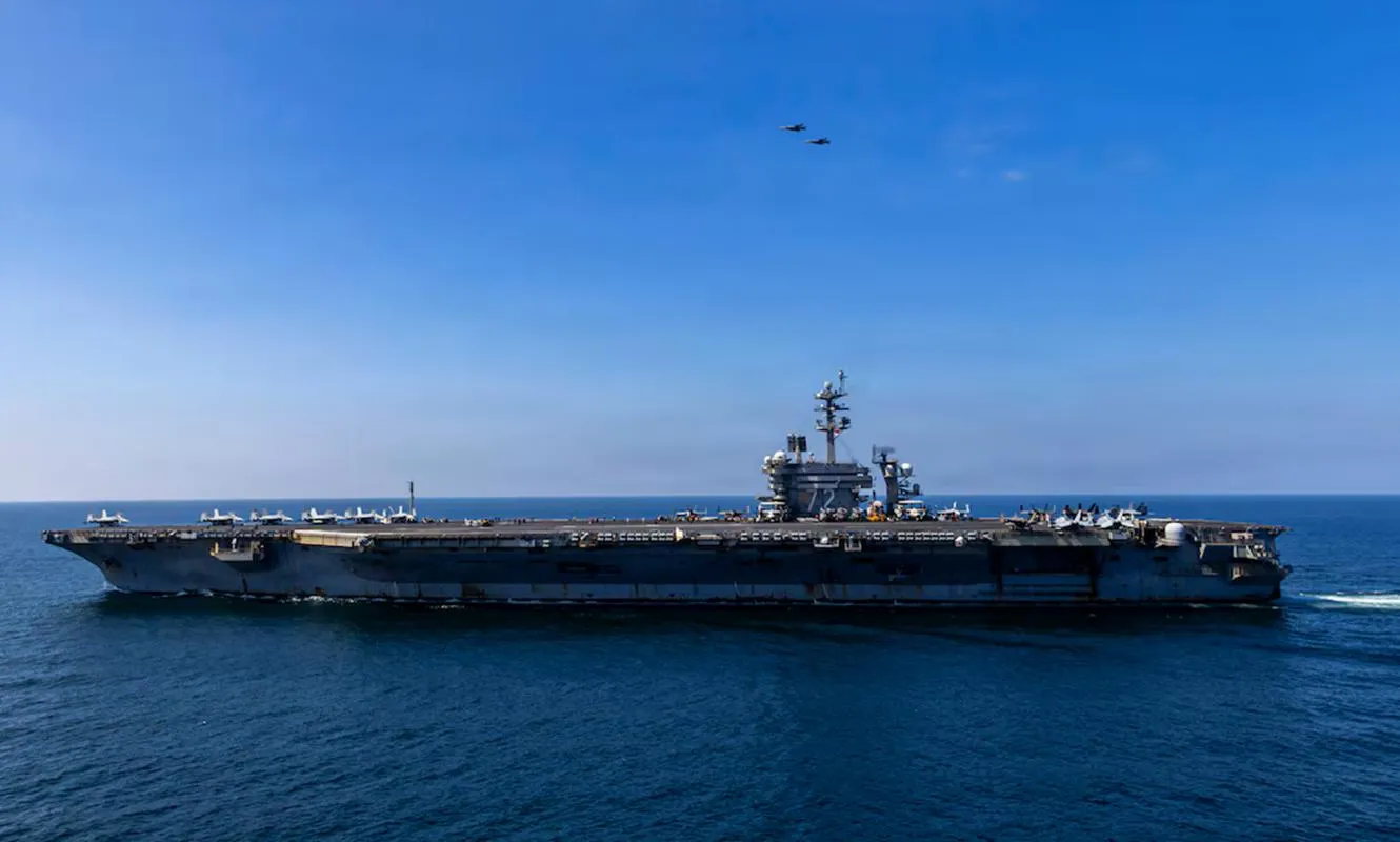 Tàu Iran áp sát tàu sân bay Mỹ, lực lượng Mỹ nổ súng