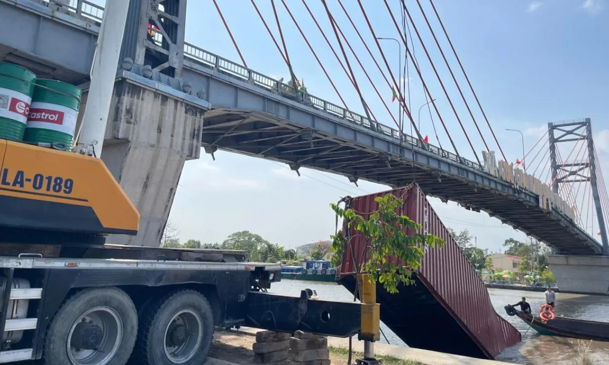 Tàu 4.000 tấn va vướng dây điện, container rơi xuống kênh Chợ Gạo