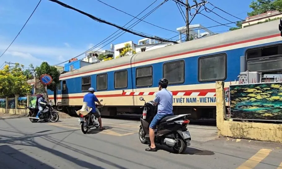 Nhiều vụ tai nạn đường sắt do cố vượt rào chắn, CSGT tăng cường xử phạt