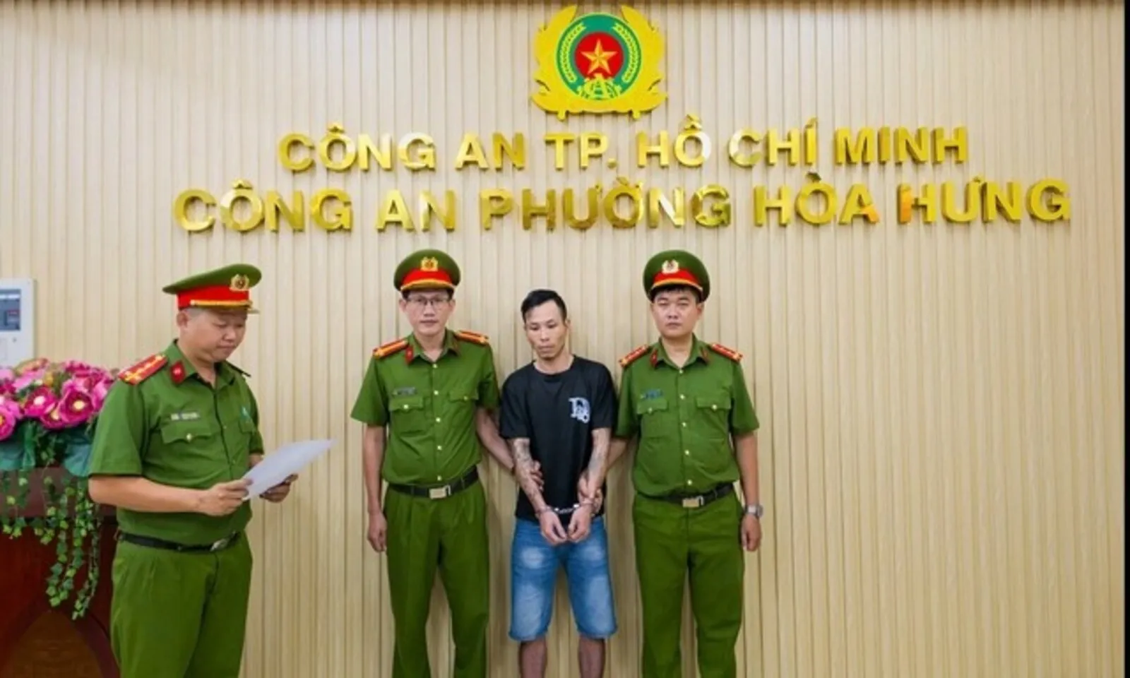 Bắt khẩn cấp nhân viên quán ốc dùng ghế đánh tài xế giao hàng ở TPHCM