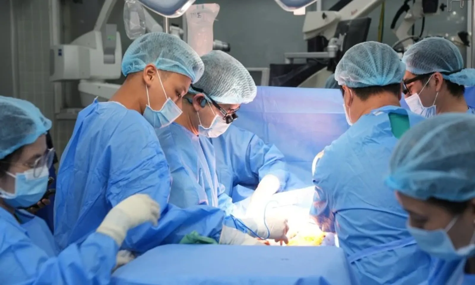 Xuyên đêm vận chuyển tạng từ TPHCM ra Hà Nội cứu sống 7 bệnh nhân