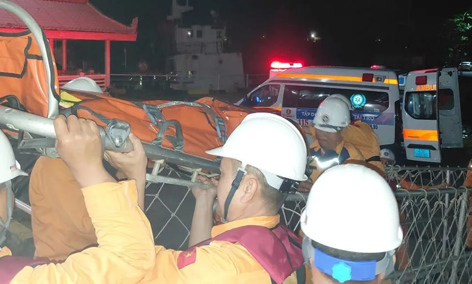 Vượt sóng lớn 2 giờ, đưa bệnh nhân nguy kịch từ Cù Lao Chàm vào bờ