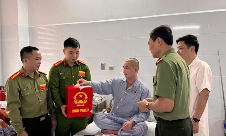Xúc động khoảnh khắc cử tri bỏ phiếu ngay tại giường bệnh