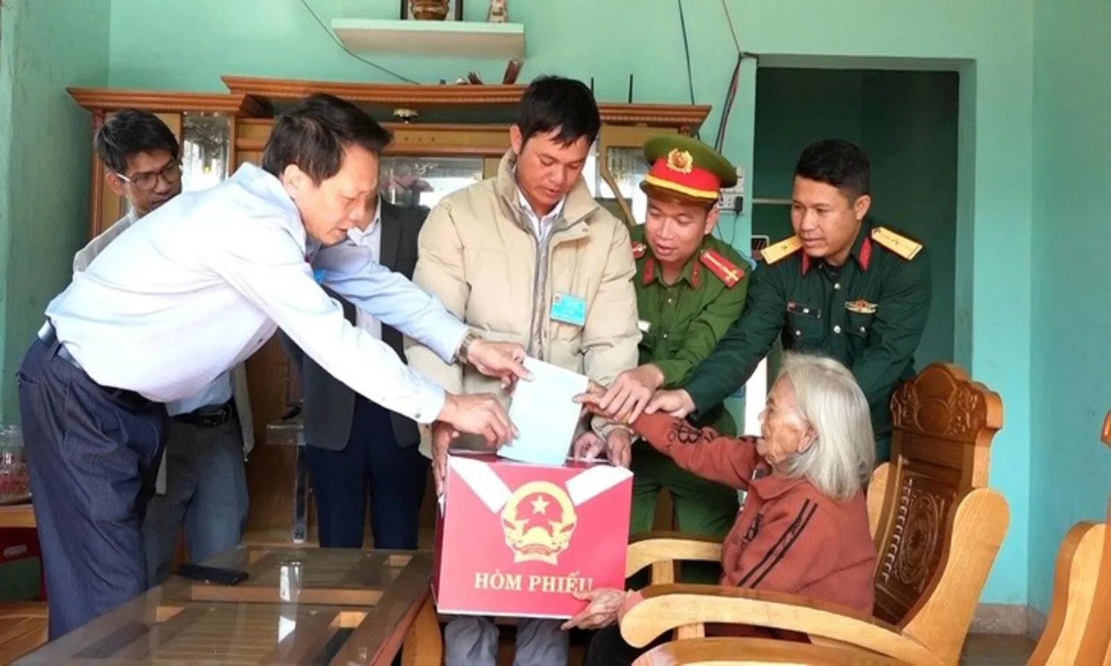 Mang thùng phiếu phụ đến nhà Mẹ Việt Nam anh hùng I Tría