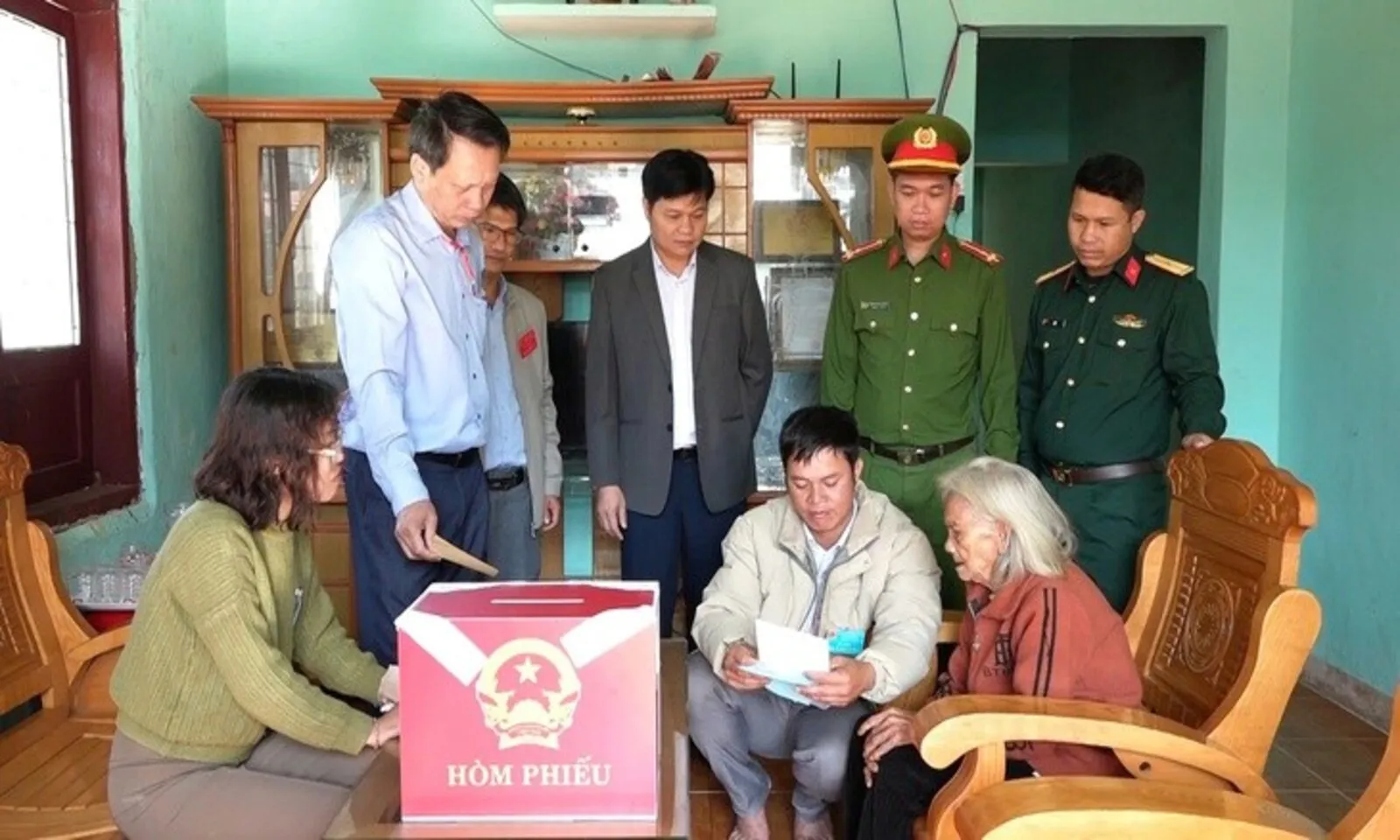 Mang thùng phiếu phụ đến nhà Mẹ Việt Nam anh hùng I Tría – Hình 2