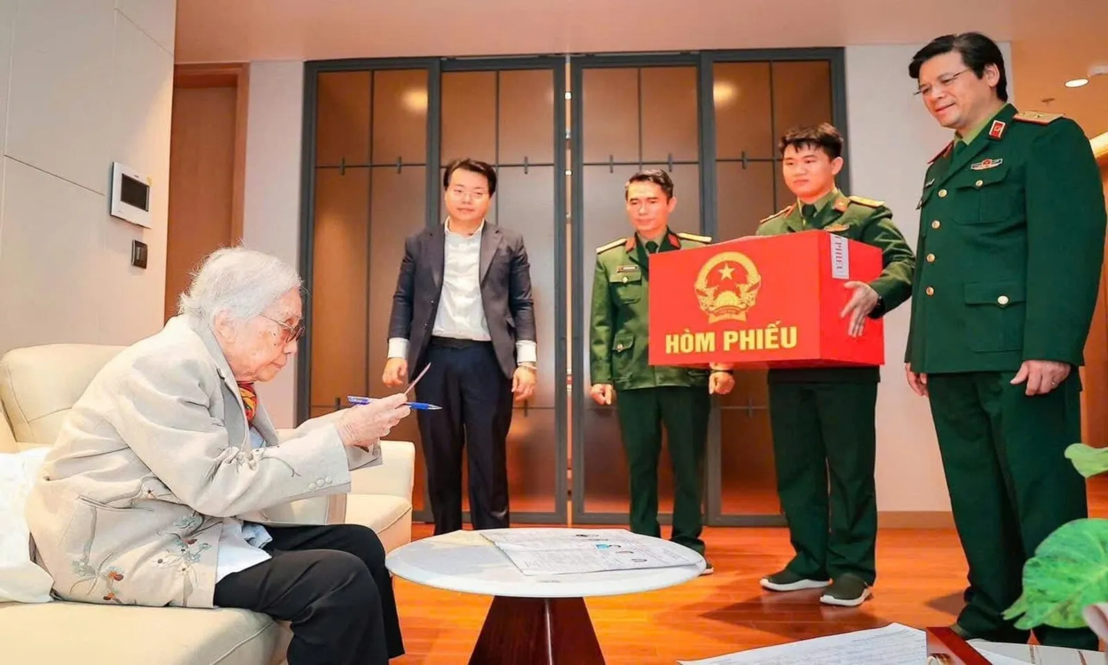 Nguyên Phó Chủ tịch nước Nguyễn Thị Bình đi bầu cử ở tuổi 99 – Hình 1