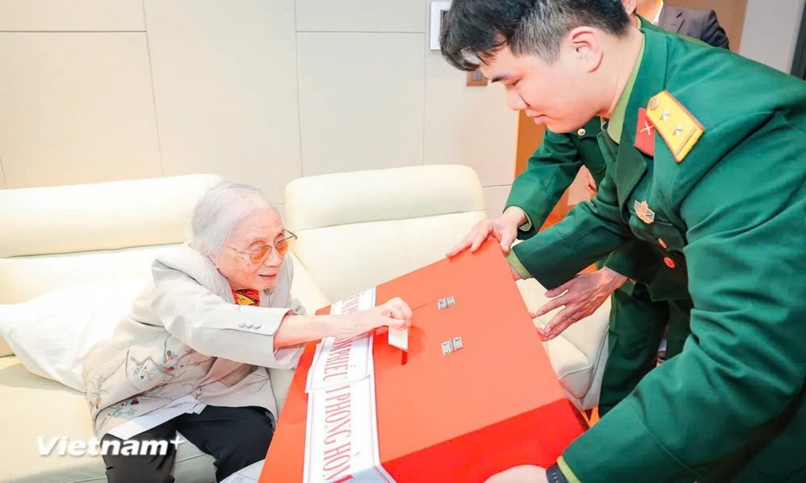 Nguyên Phó Chủ tịch nước Nguyễn Thị Bình đi bầu cử ở tuổi 99 – Hình 2