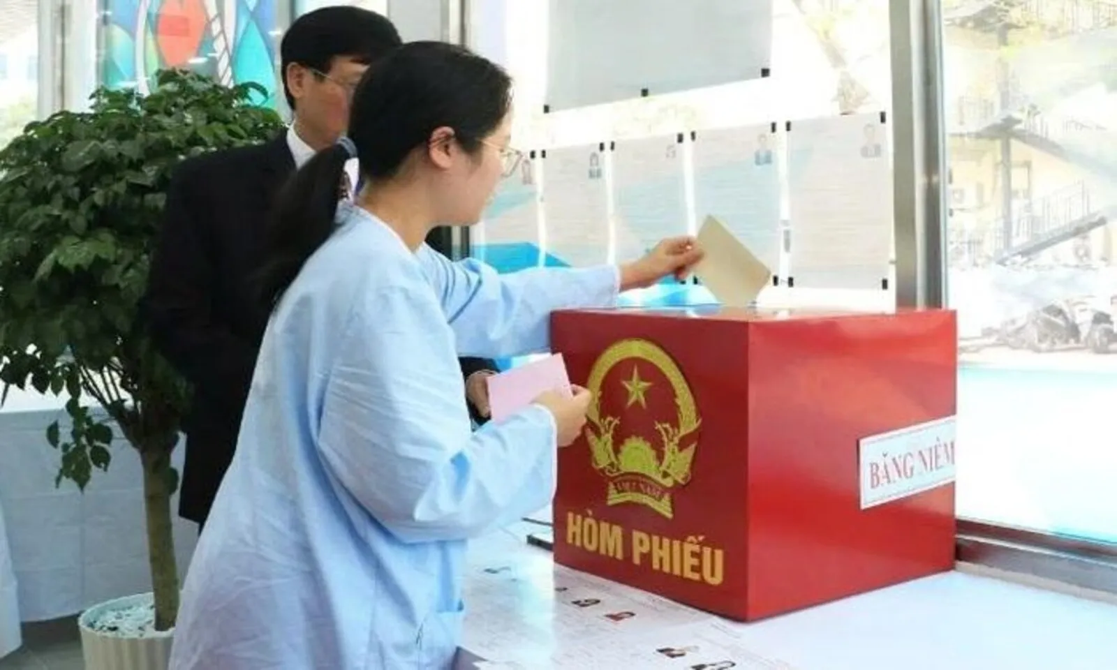 Sản phụ, bệnh nhân bỏ phiếu bầu cử ngay tại giường bệnh – Hình 1