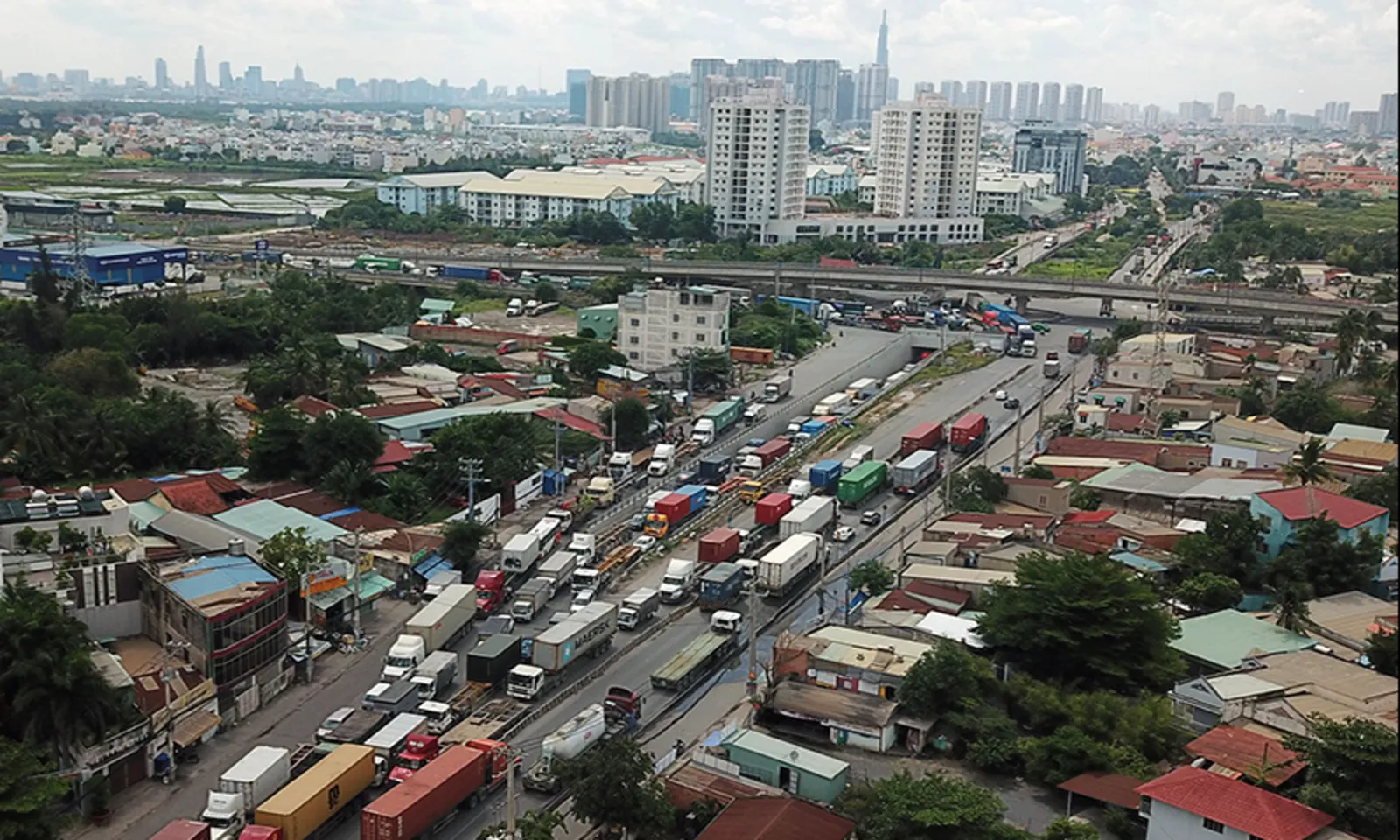 TPHCM cấm xe máy rẽ trái, quay đầu trên đường Đồng Văn Cống – Hình 1