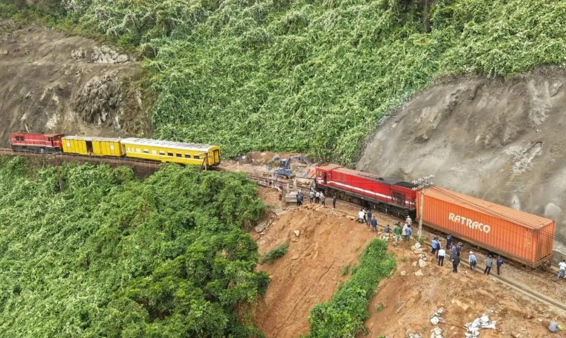 Ngưng chạy tàu qua đèo Hải Vân do đá lăn, tiếp tục chuyển tải hành khách