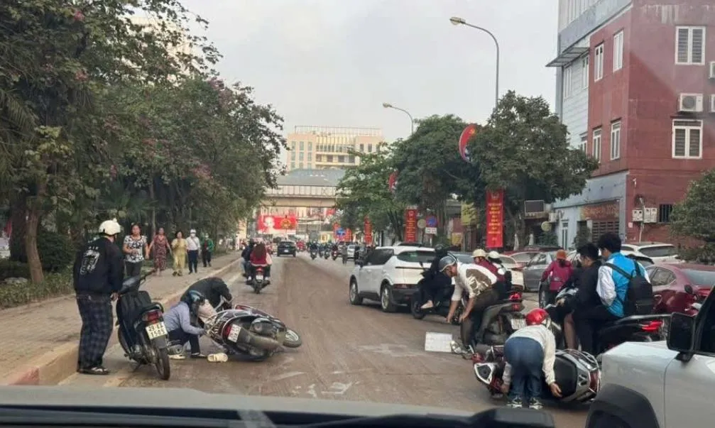 Bùn đất tràn ra phố Hà Nội khiến người dân ngã nhào