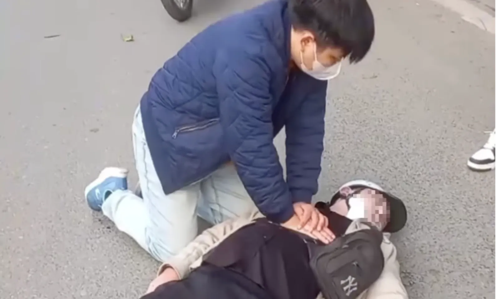 Bác sĩ dừng xe ép tim trên đường, cứu sống nam thanh niên tai nạn – Hình 1