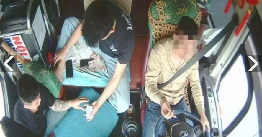 Tài xế và phụ xe đánh bài khi xe chạy trên cao tốc, xem thường tính mạng hành khách 