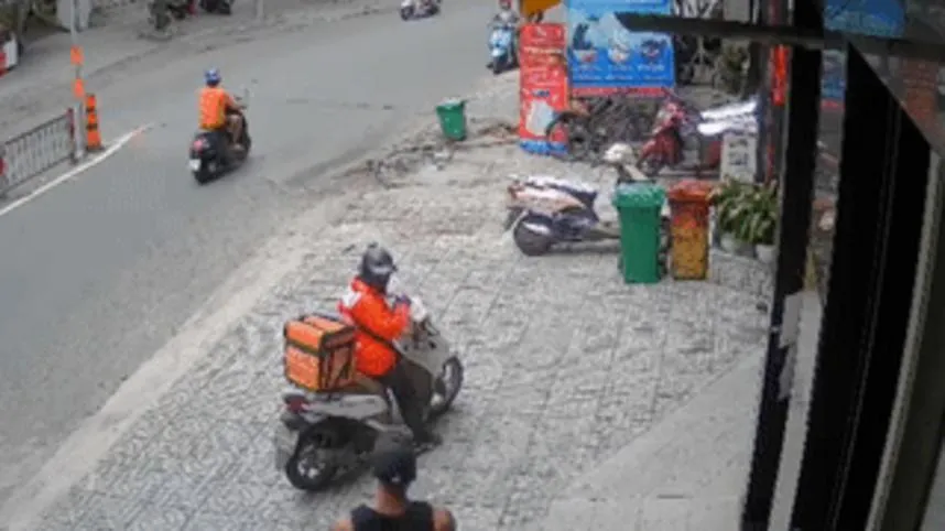 Tranh cãi về cách giao hàng, nữ shipper bị đánh tới tấp