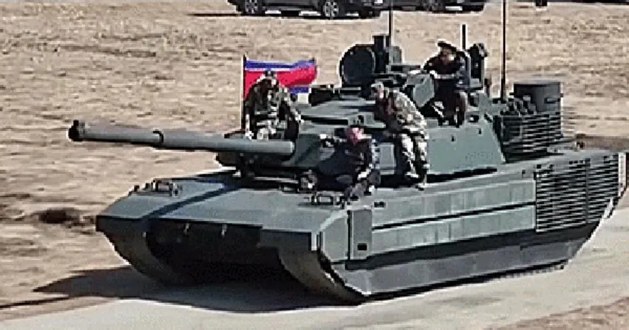 Triều Tiên công bố hình ảnh con gái nhà lãnh đạo Kim Jong-un lái xe tăng