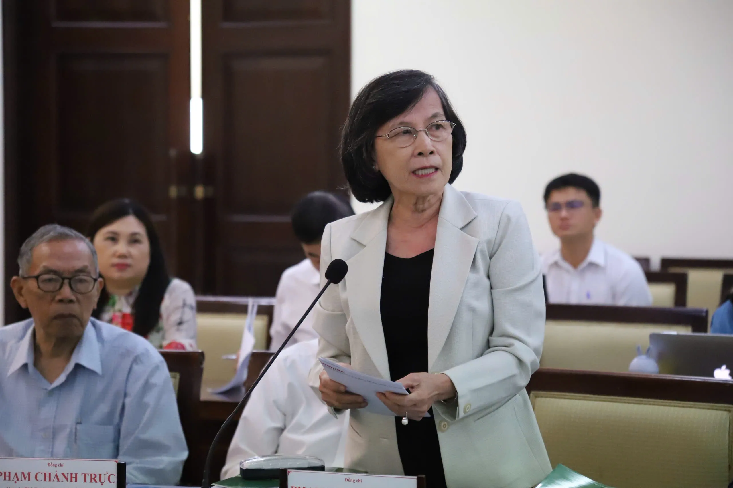 Bà Phạm Phương Thảo nêu ý kiến.