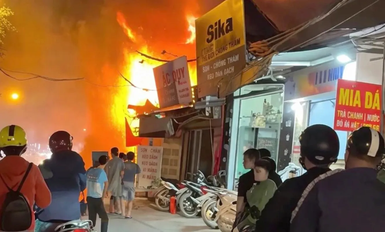 Cháy quán cà phê trong đêm ở Hà Nội, nhiều tài sản bị thiêu rụi