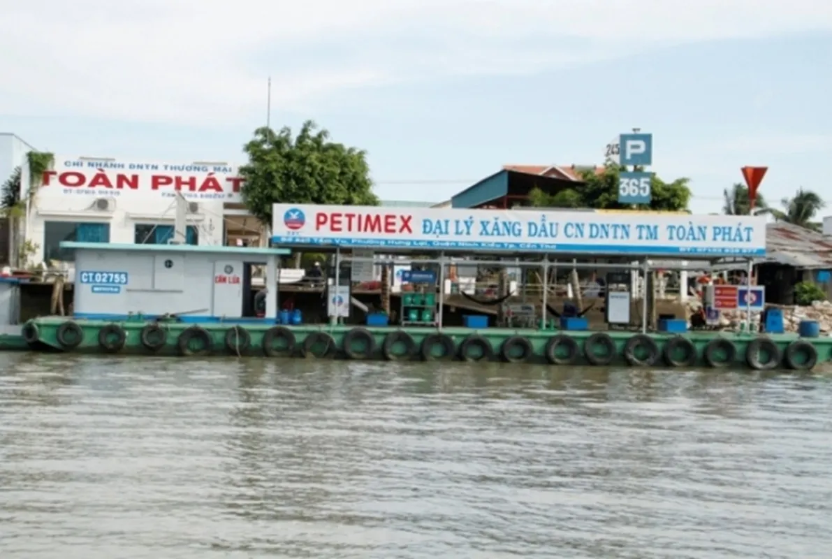Một trạm xăng dầu trên mặt nước tại Chợ nổi (Cái Răng - Cần Thơ). Ảnh minh họa.
