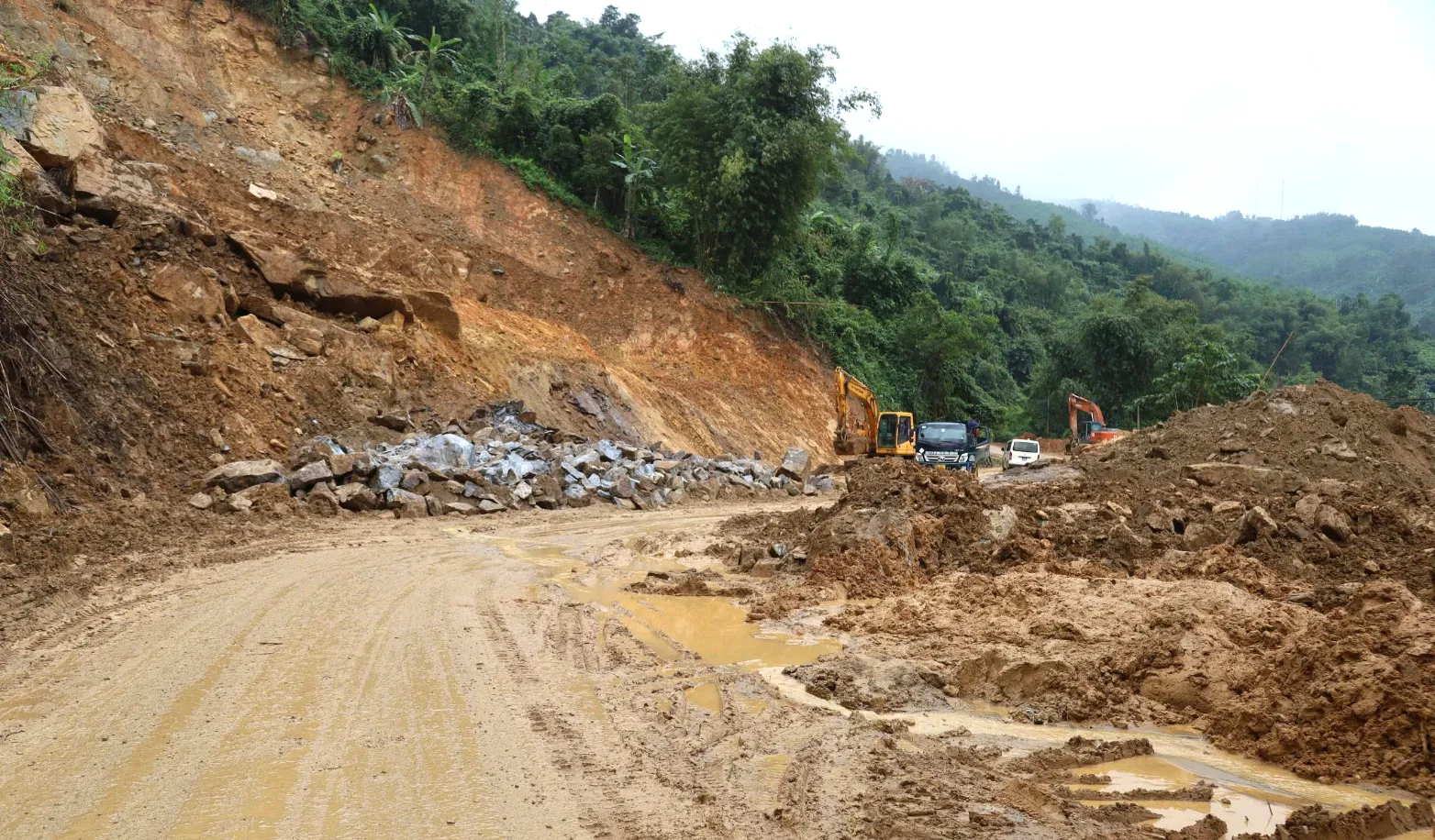 Năm 2025, thiên tai, mưa lũ lớn gây thiệt hại nghiêm trọng đến kết cấu hạ tầng giao thông đường bộ với hàng nghìn điểm sạt lở, ách tắc (ảnh minh hoạ)