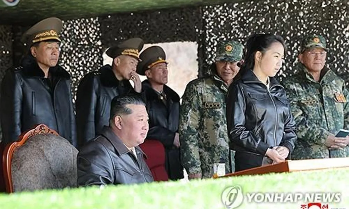 Triều Tiên: Con gái ông Kim Jong-un gây chú ý khi xuất hiện trên xe tăng trong diễn tập