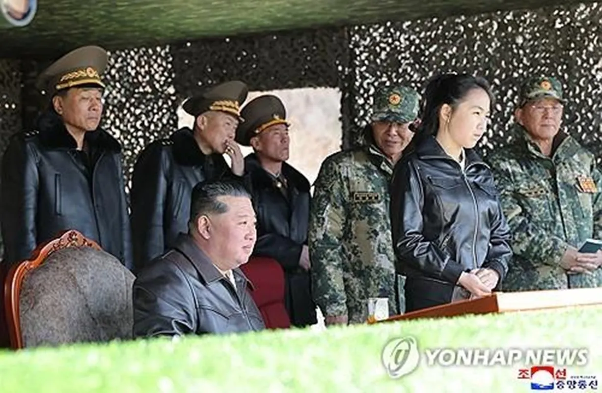 Nhà lãnh đạo Triều Tiên Kim Jong-un và con gái Ju-ae giám sát cuộc diễn tập. Ảnh Yonhap