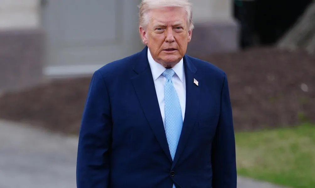 Trump từ chối ngừng bắn, cân nhắc can thiệp quân sự vào Iran