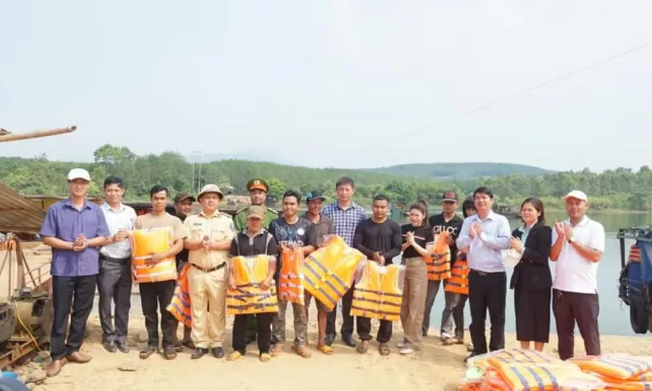 Gia Lai kiểm tra đường thủy, tặng áo phao cho người qua sông Sê San