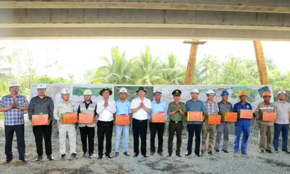 Cao tốc Châu Đốc – Cần Thơ – Sóc Trăng đạt gần 50% tiến độ nhưng thiếu cát, đá