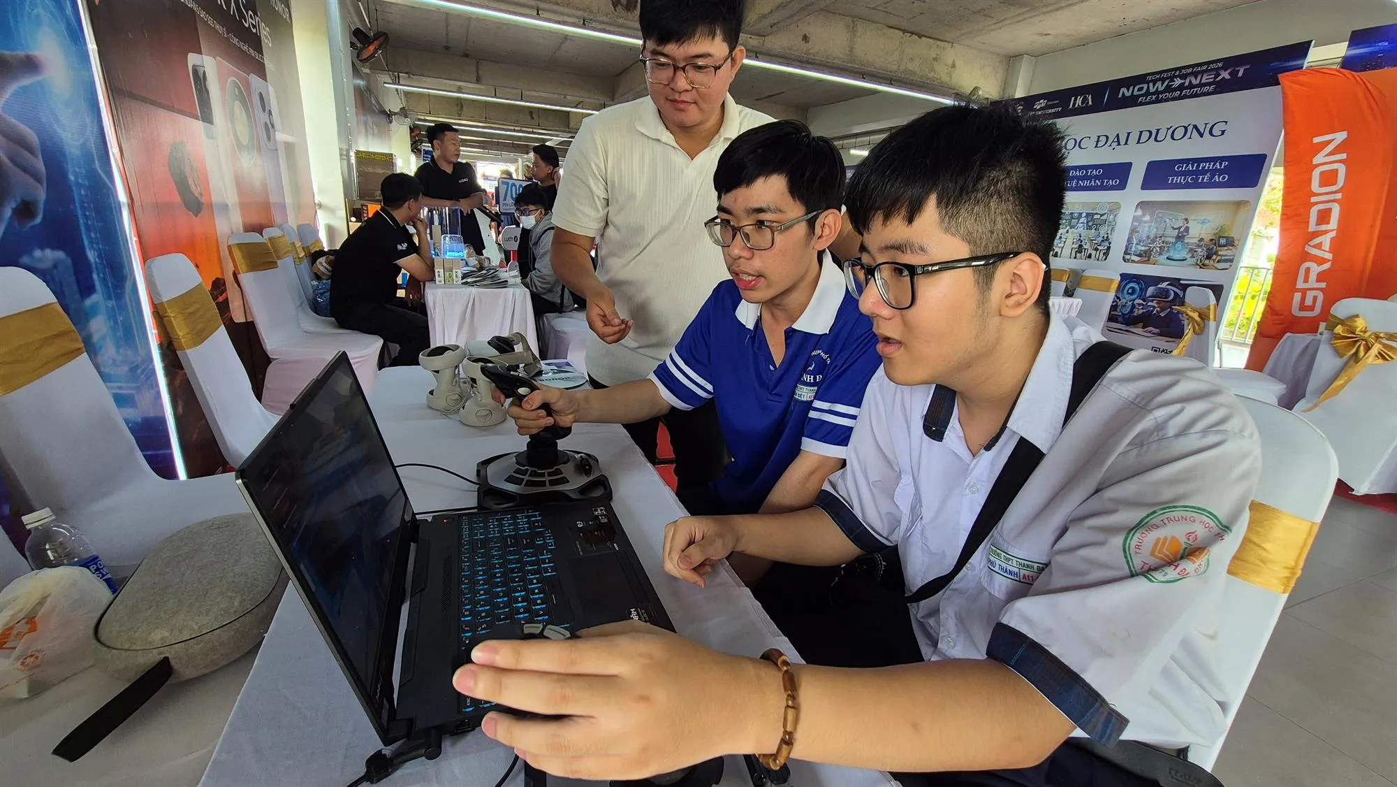 Học sinh trải nghiệm tại các gian hàng 