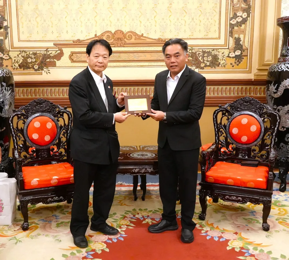 PCT Thường trực UBND TP Nguyễn Lộc Hà tặng quà lưu niệm cho ông Nagato Natsume