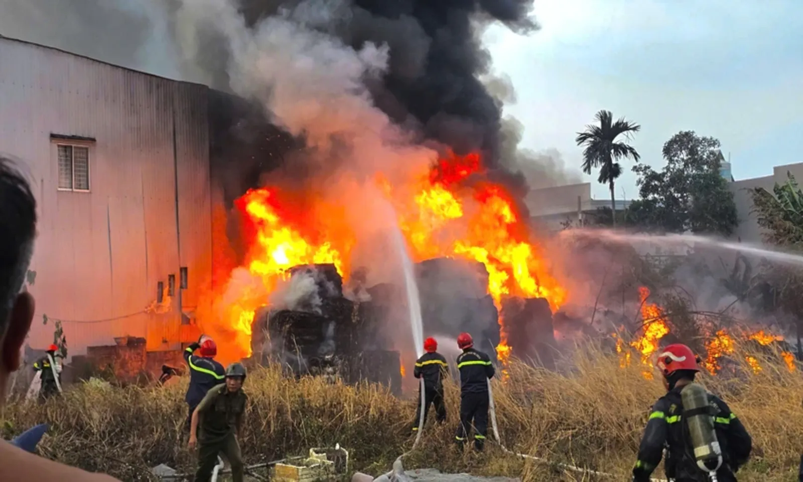 Cháy lớn bãi nilon bỏ hoang ở TPHCM, đe dọa khu dân cư – Hình 1