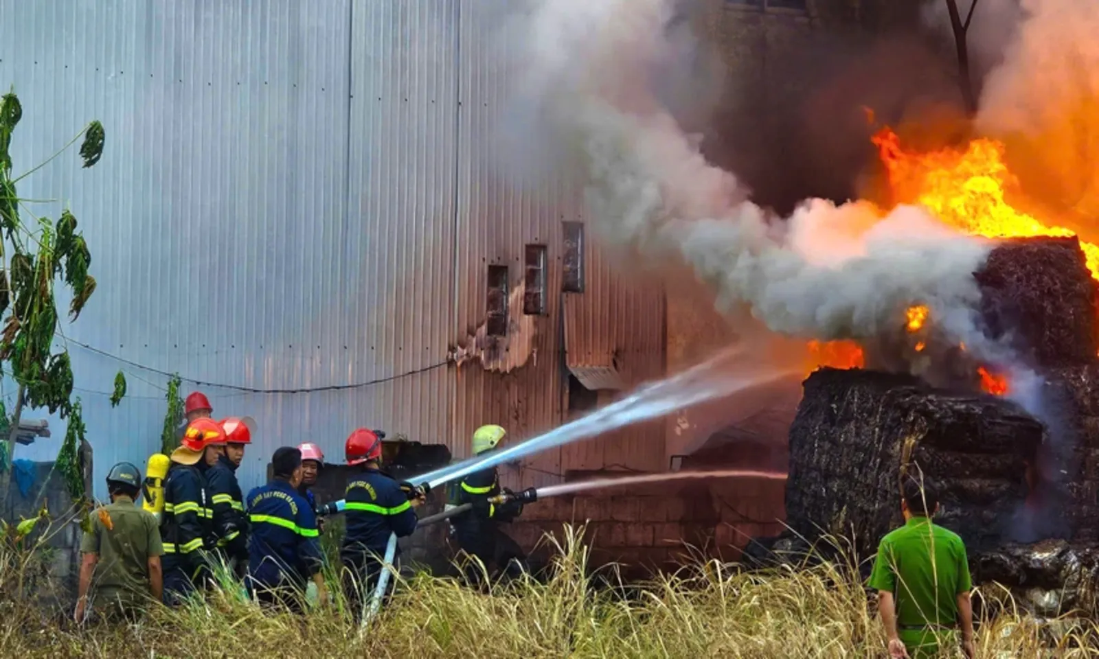 Cháy lớn bãi nilon bỏ hoang ở TPHCM, đe dọa khu dân cư – Hình 2
