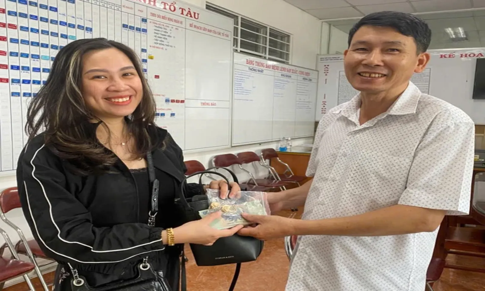 Nhân viên đường sắt trả lại tài sản hơn 100 triệu đồng cho hành khách bỏ quên