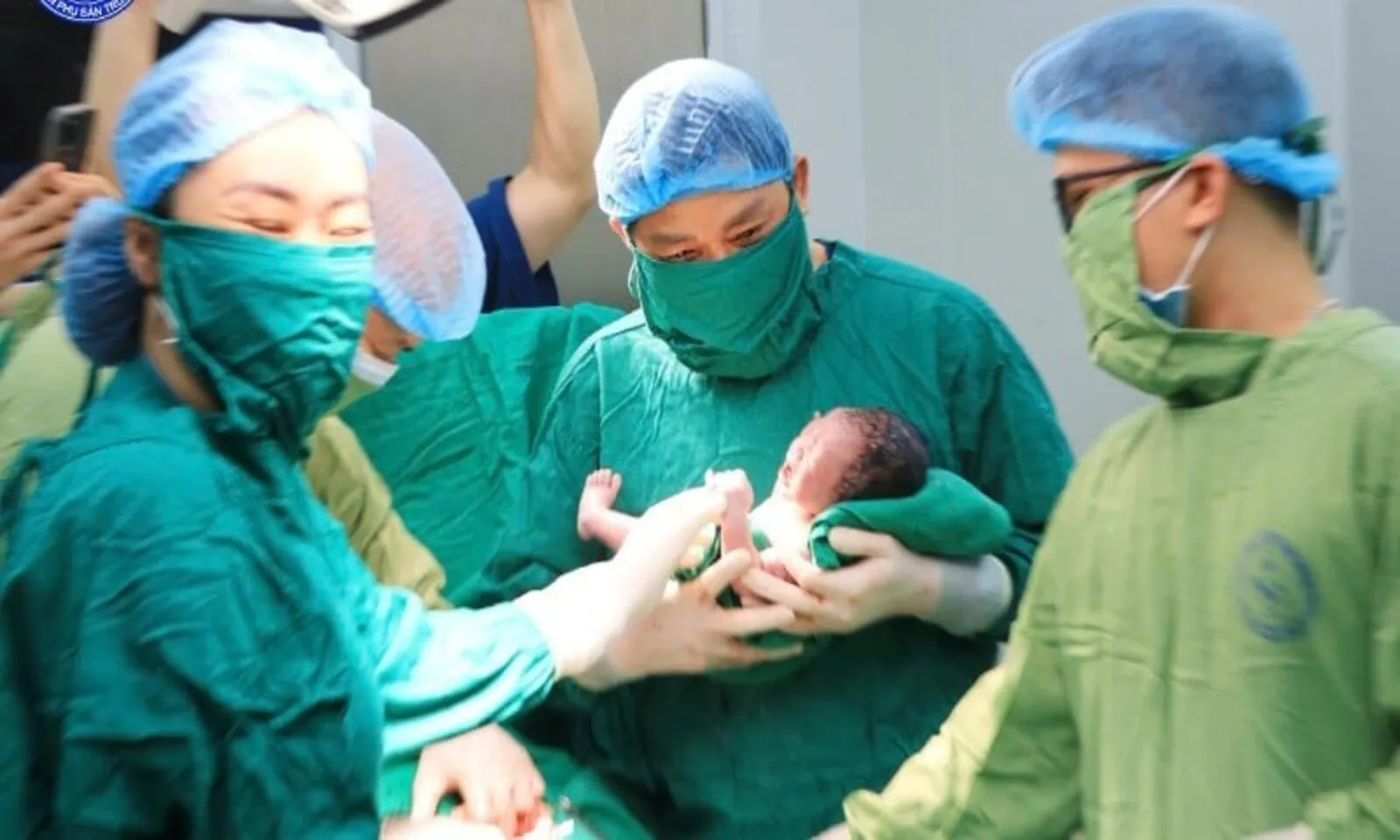 Sản phụ 60 tuổi sinh con thành công, ca mổ nguy cơ rất cao – Hình 1