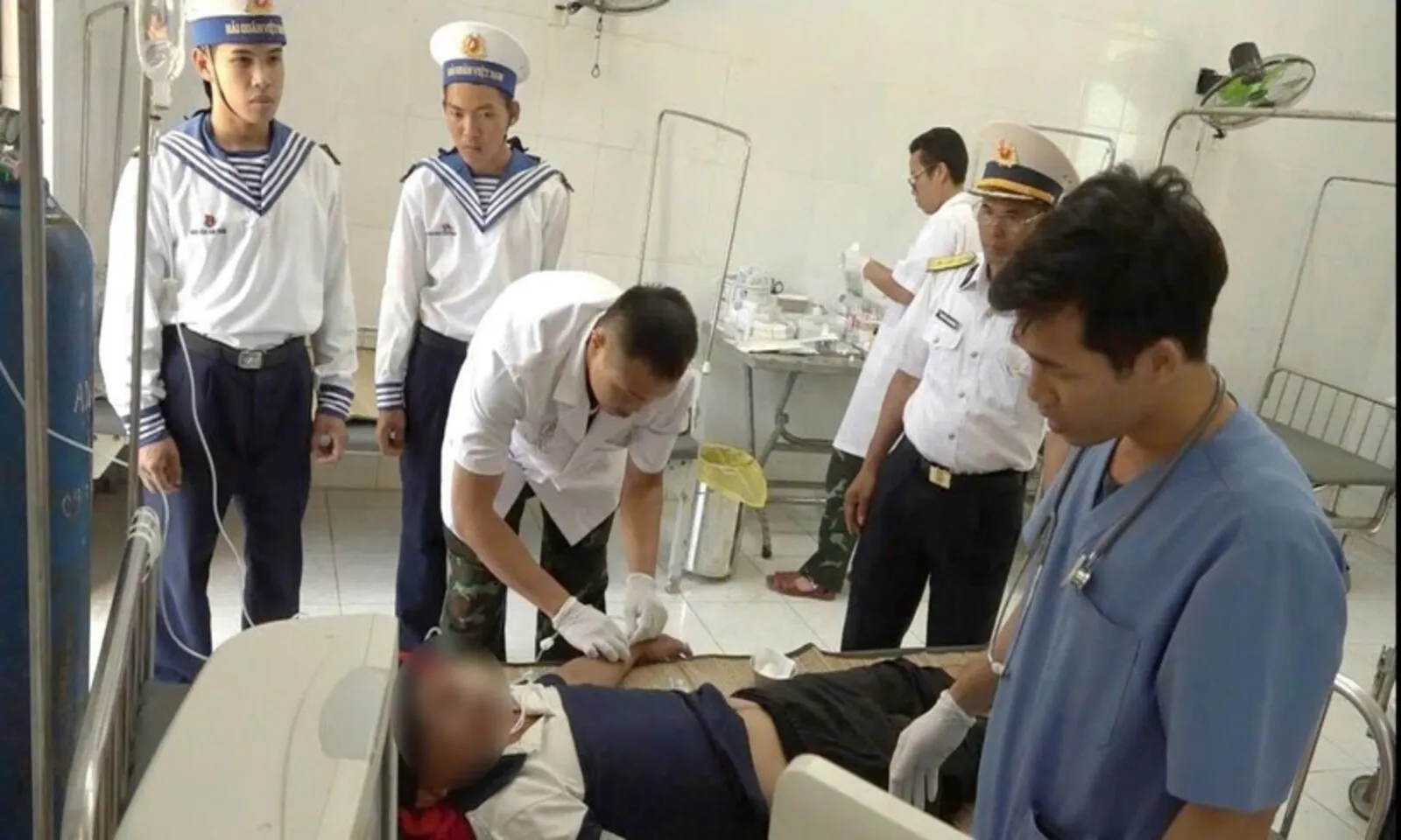 Song Tử Tây cứu 4 ca nguy kịch giữa điều kiện thiếu thốn – Hình 1