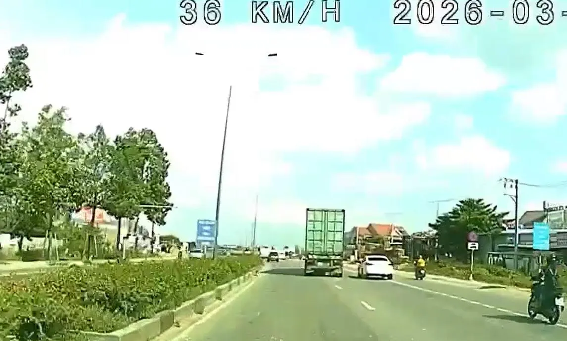 Xác minh xe đầu kéo “lạng lách” trên đường Mỹ Phước - Tân Vạn