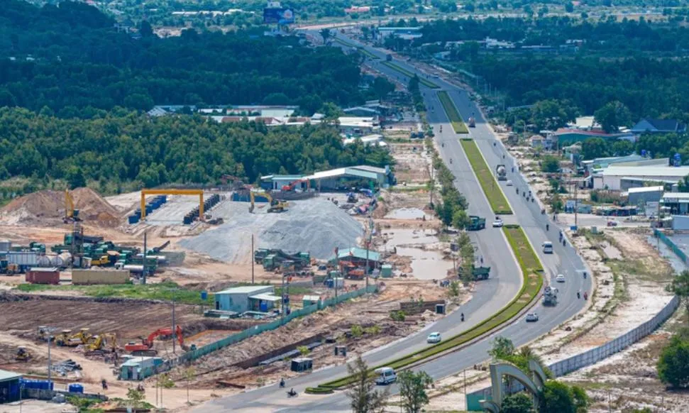 Phú Quốc gấp rút giải phóng mặt bằng, đẩy nhanh mở rộng đường ĐT.975