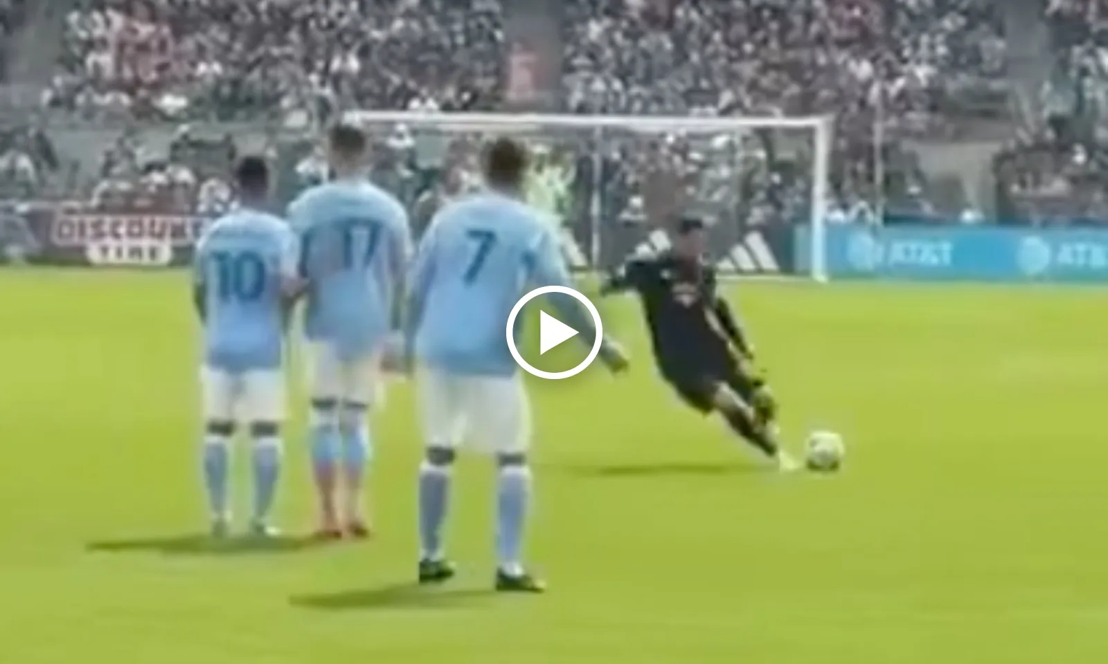 VIDEO: Messi sút phạt ghi bàn may mắn, Inter Miami giải cơn khát thắng lợi