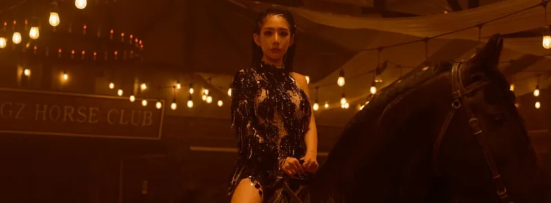 voh-du-uyen-pha-ken-ngoan-muc-trong-mv-dieu-khien-em-hai-long-10