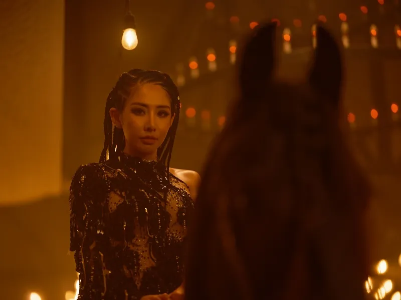 voh-du-uyen-pha-ken-ngoan-muc-trong-mv-dieu-khien-em-hai-long-11