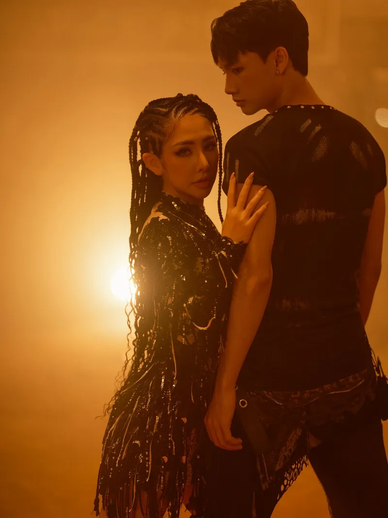 voh-du-uyen-pha-ken-ngoan-muc-trong-mv-dieu-khien-em-hai-long-12